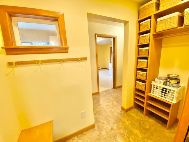 Building Photo - 4 Bedroom Home in Burlington VT Available NOW!