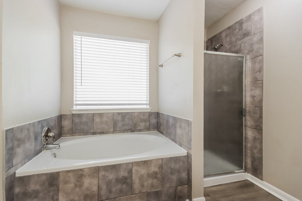 Building Photo - 18450 Hollow Oaks Cir