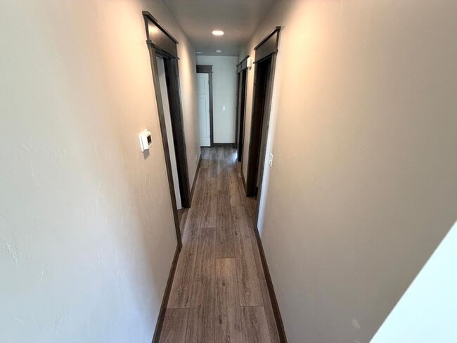 Building Photo - Single Level 3 Bed / 2 bath Home; Pet Friendly, Fenced back yard, Double car Garage