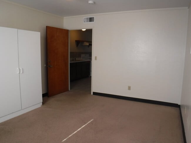 Building Photo - 445 S 4th St W