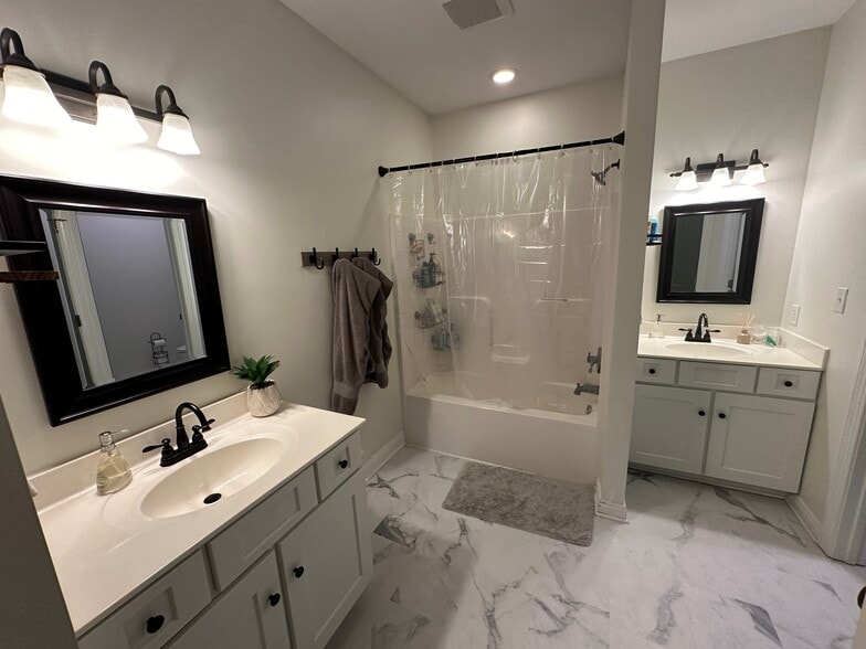 Master Bath - 521 Capstone Dr