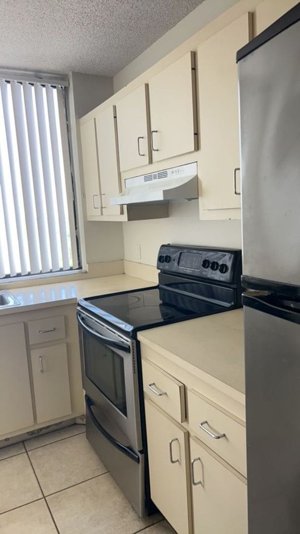 Building Photo - Spacious 2BD / 2BA Apartment - No minimum ...