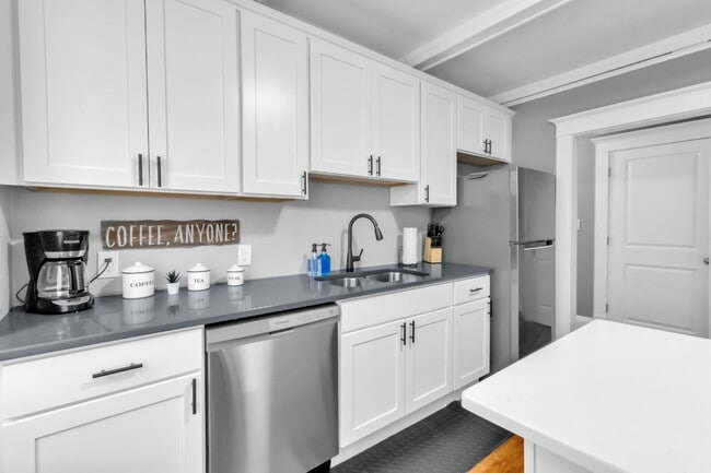 Building Photo - Furnished 3-Bedroom, 2-Bath Upper Unit in North Buffalo