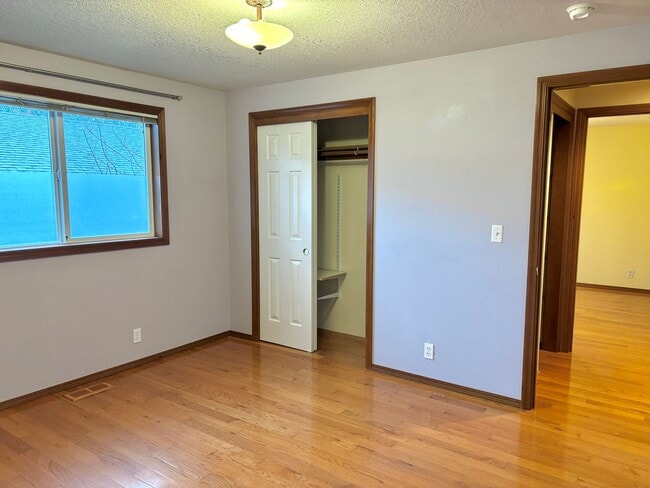 Building Photo - Spacious Ranch Style Home w/ private patio and yard, 2 car garage and vaulted ceilings