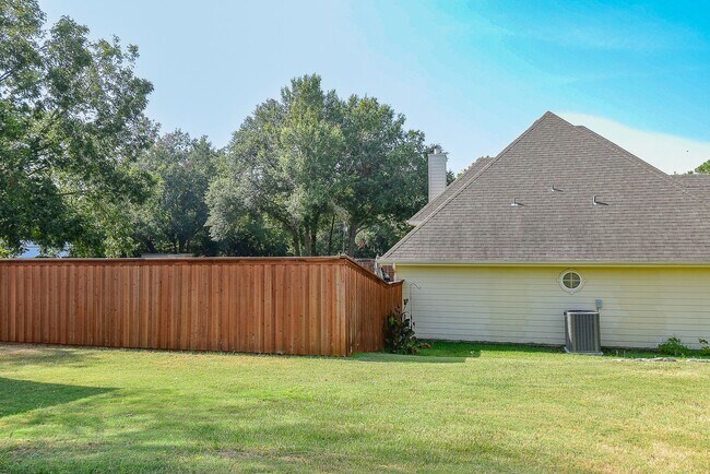 Building Photo - Nice Three Bedroom Duplex in Commerce in a...