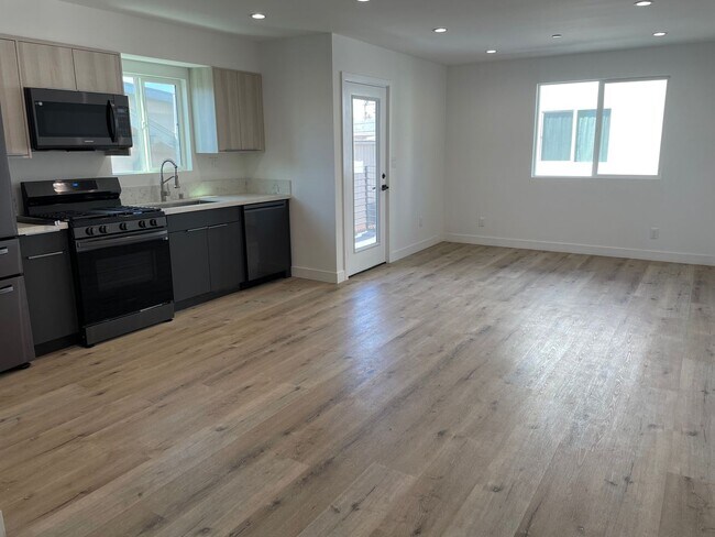 Building Photo - REST OF NOVEMBER FREE! Spacious 4 Bedroom ...