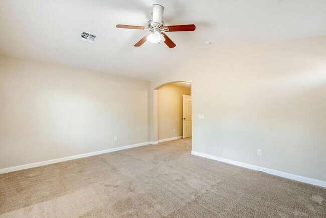 Building Photo - Bright & Airy 4-Bedroom in Willow Ridge Co...