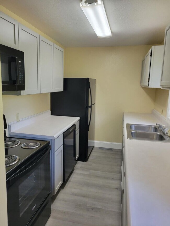 Building Photo - NOVEMBER SPECIAL!!!!!4 bedroom 2 bathroom ...