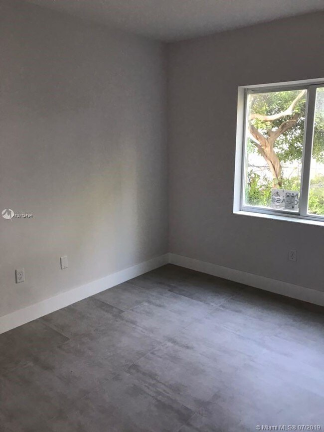 Building Photo - 1010 N 18th Ct