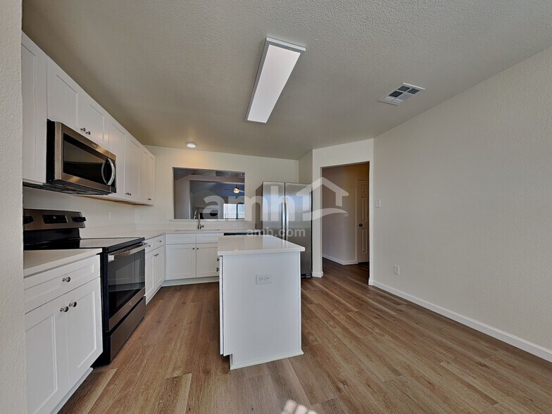 Building Photo - 7505 Fossil Lake Dr