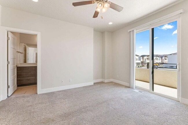 Building Photo - "Spacious 3-Bedroom Townhouse Retreat with...