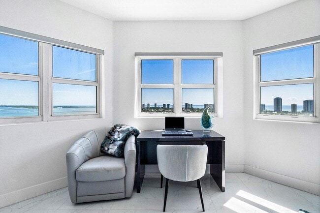 Building Photo - 2640 Lake Shore Dr