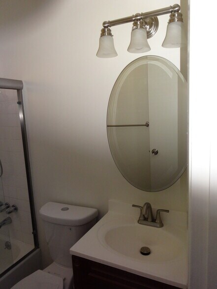Full Bath 1a - 1748 S Westgate Ave