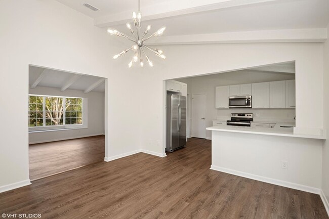 Building Photo - Beautiful 3 bedroom 2 bath Longwood Home