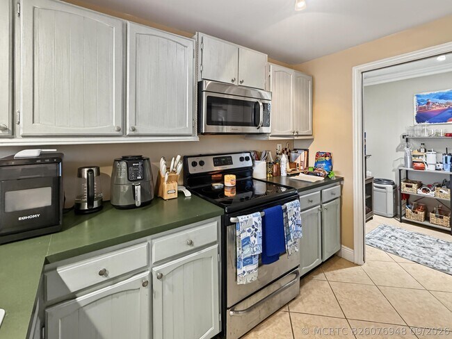 Building Photo - 9 Royal Palm Way
