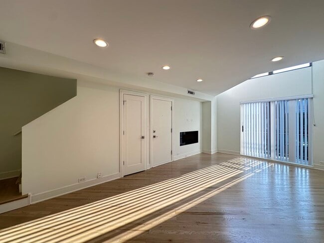 Building Photo - 949 W Grace St