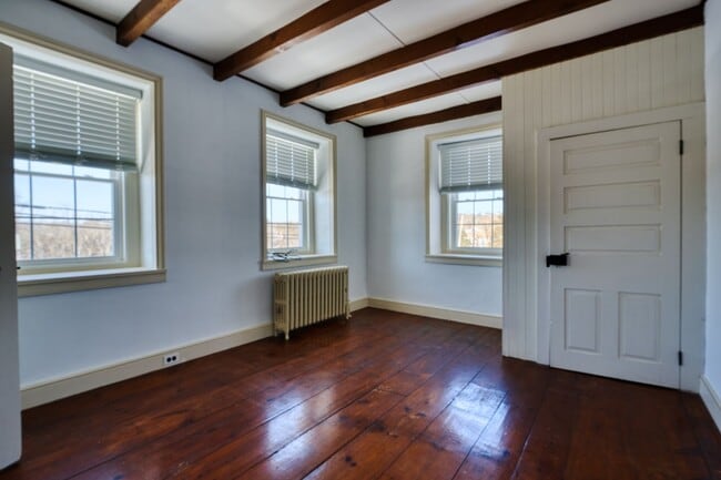 Building Photo - Beautiful 4 Bedroom Farm House