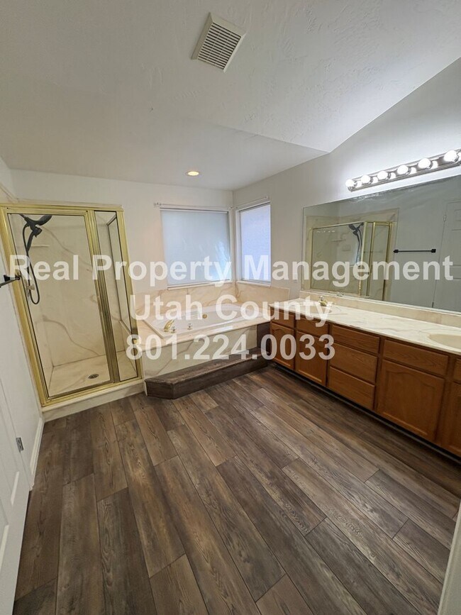 Building Photo - Large and Spacious 4 Bedroom Home!