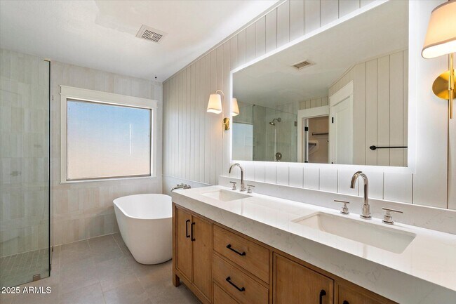 Building Photo - 2314 E Paraiso Dr