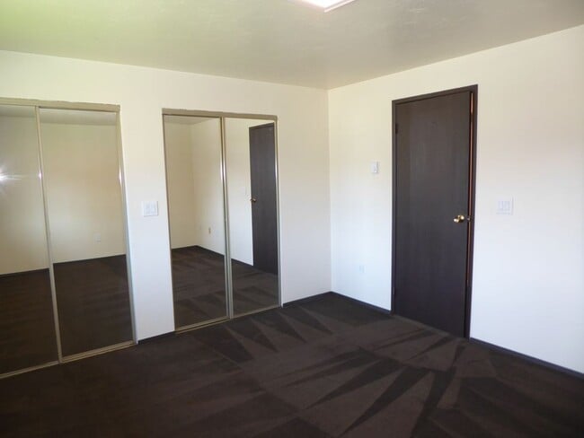 Building Photo - Pet Friendly Valley 2 story town home 2BD/...