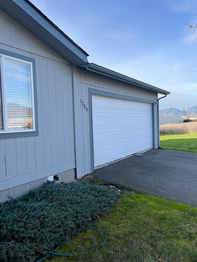 Building Photo - 1290-1290 Fruitdale Dr