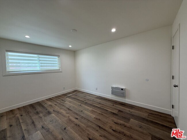 Building Photo - 2400 Vanderbilt Ln