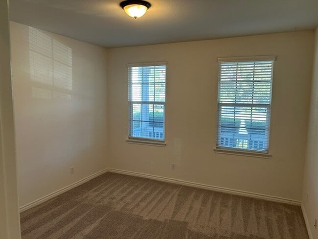 Building Photo - 40352 Charlesburg Dr