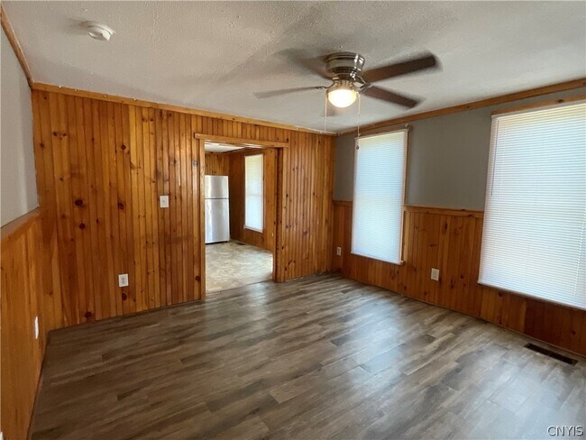 Building Photo - 377 W Main St