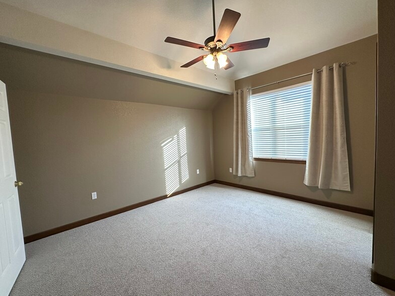 Master bedroom south wall - 4245 Boardwalk Dr