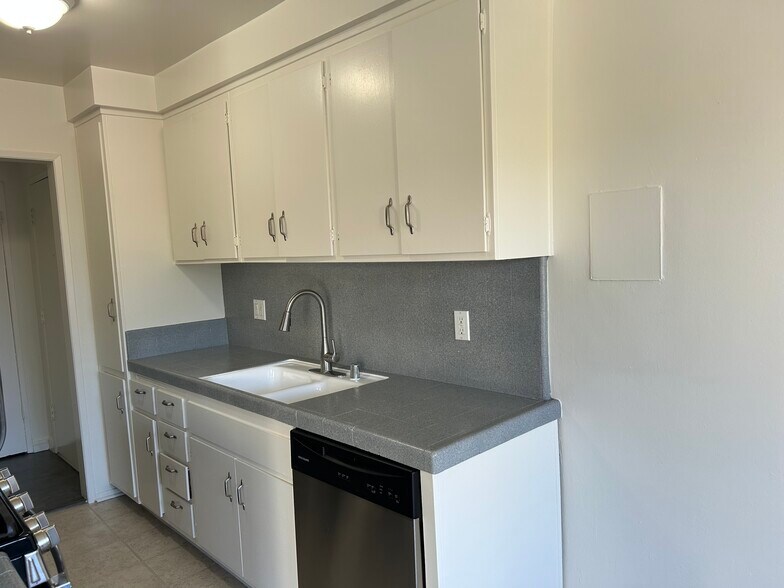 Building Photo - 1333 S Bundy Dr