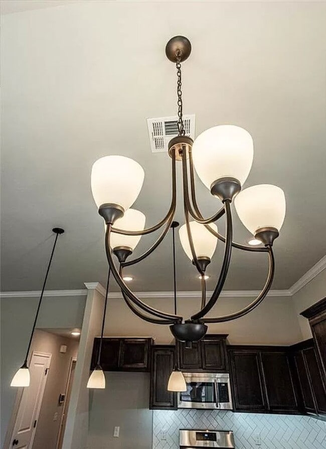 Building Photo - Beautiful 4 Bedroom Home 2 bathroom home!