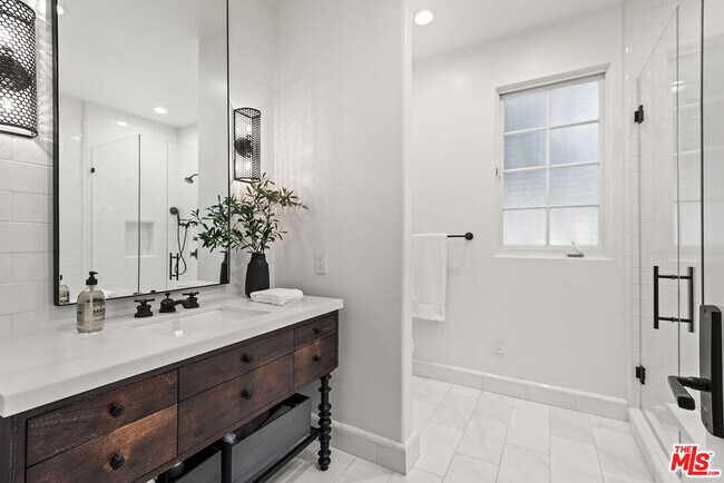 Building Photo - 9928 Toluca Lake Ave