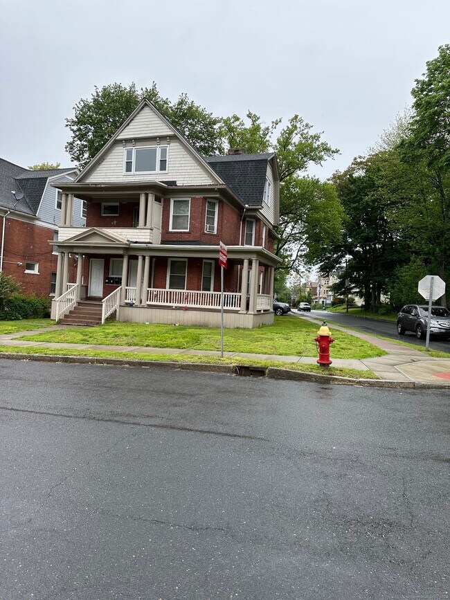 Building Photo - 483 Edgewood St