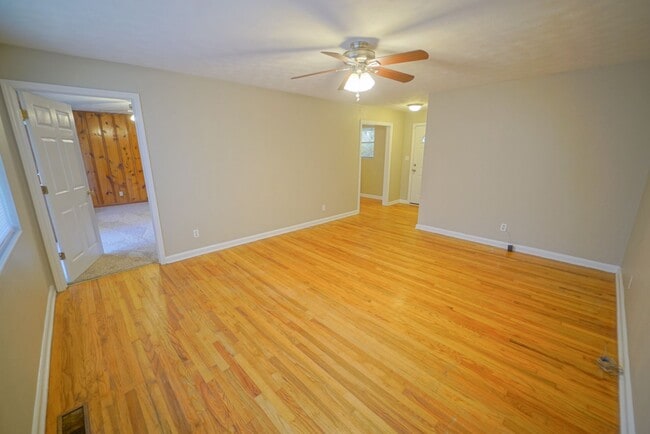 Building Photo - Cozy 3/2 Single Family Home