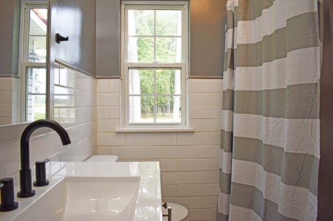 Building Photo - Great home in quiet setting