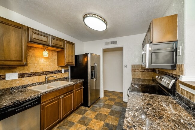 Building Photo - 2850 Canary Ln