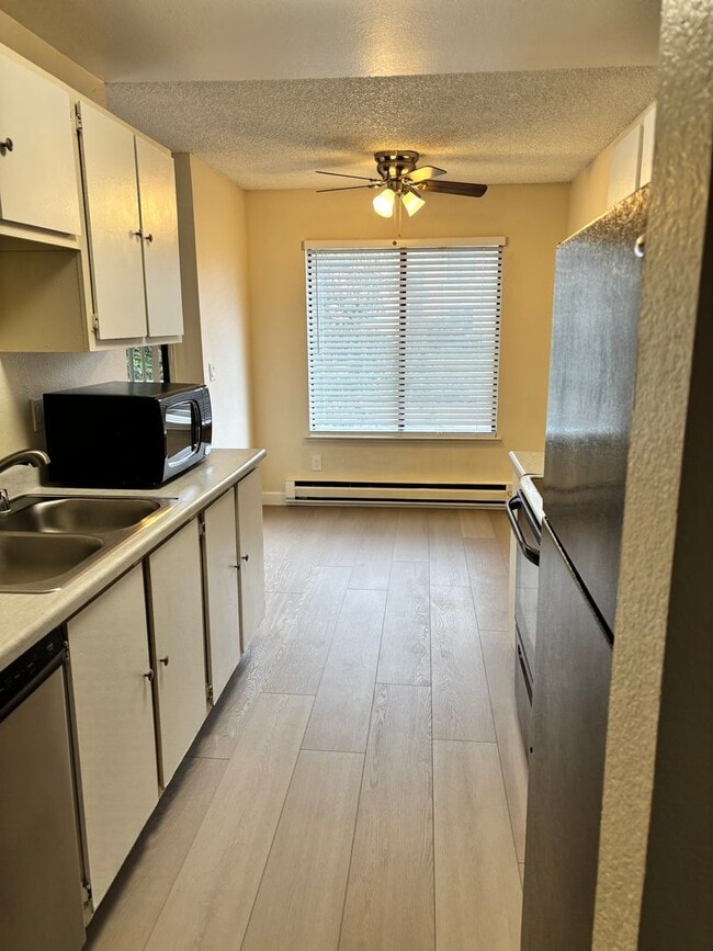 Building Photo - NEWLY REMODELED CONDO - 1 BED/1 BATH UPSTA...