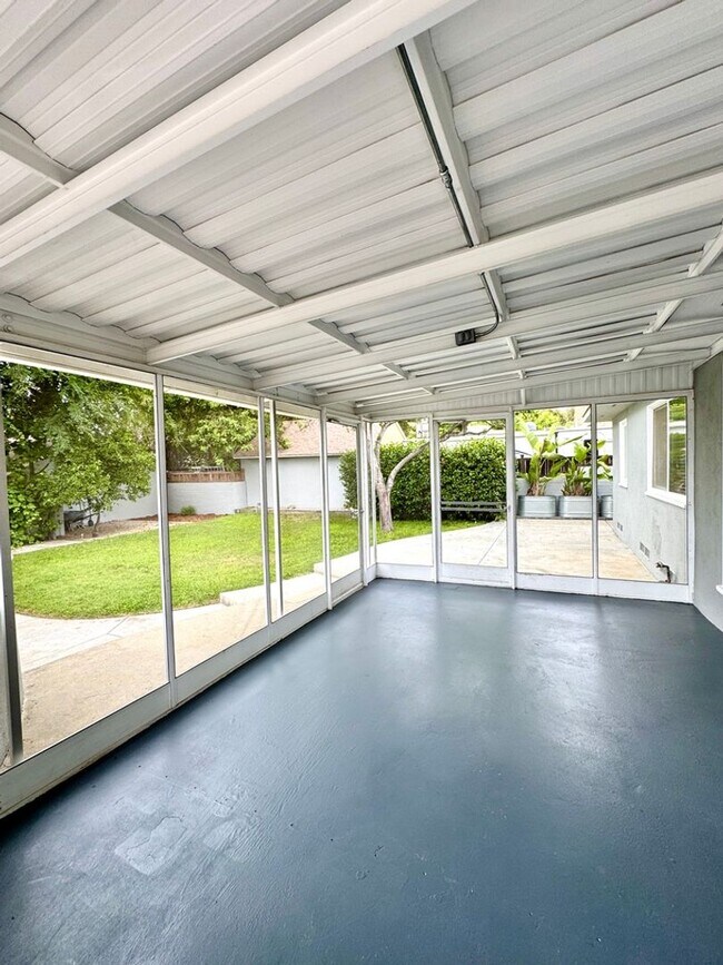 Building Photo - Fabulous 3 bedroom 1 bathroom updated home