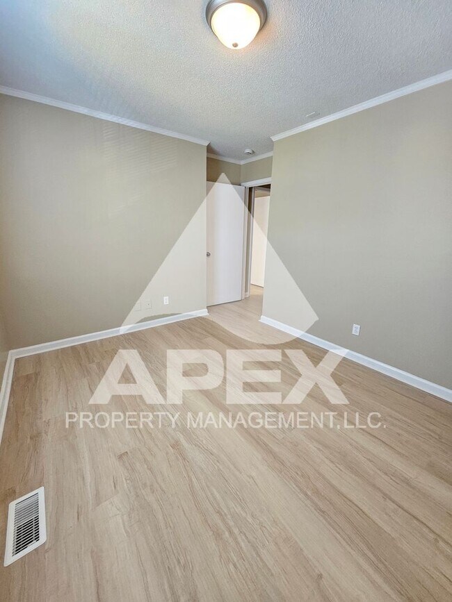 Building Photo - MOVE-IN SPECIAL,NO RENT TIL JUNE 1ST! - 3 Bd | 2 Ba 1st Floor Condo in West Knoxville!