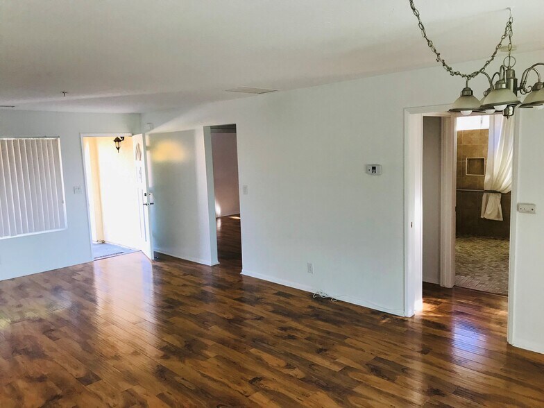 Building Photo - 1414 Sweetbriar Cir