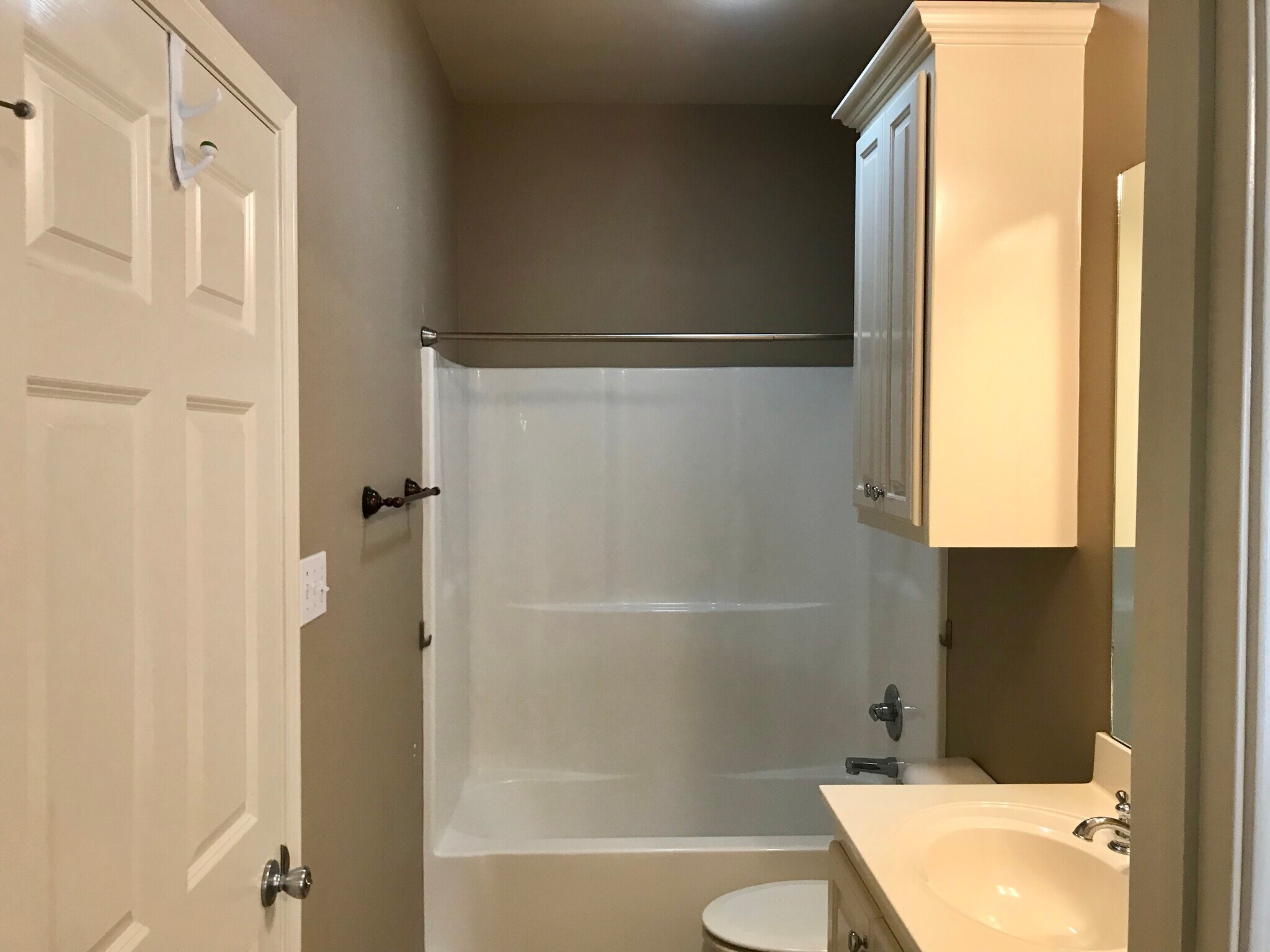 Full guest bathroom - 11510 Southfork Ave