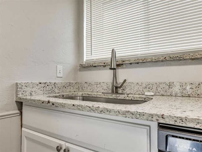 Building Photo - 1402 Bill Carrol Dr