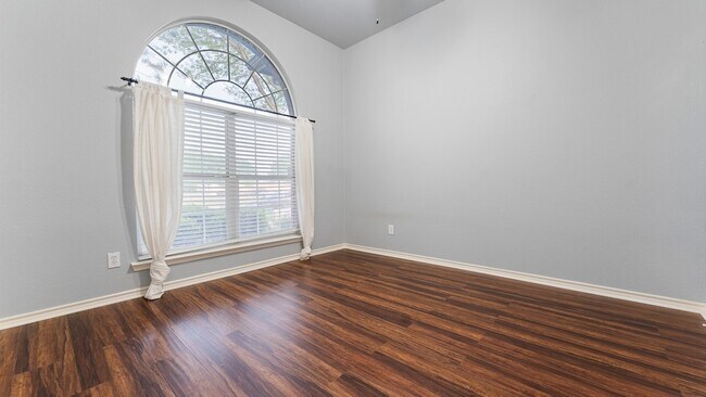 Building Photo - 525 Mustang Ridge Dr