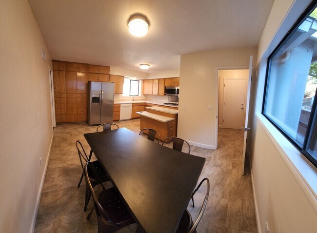 Building Photo - 5 Bedroom 3 bathroom in close proximity to POLY CAMPUS!