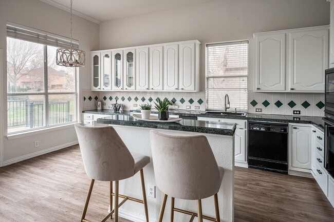 Building Photo - 7712 Lakecrest Cir