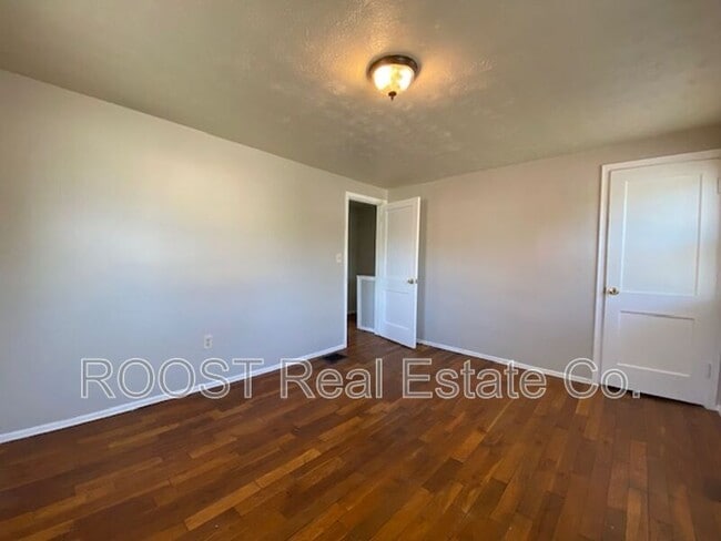 Building Photo - 875 E McCreight Ave