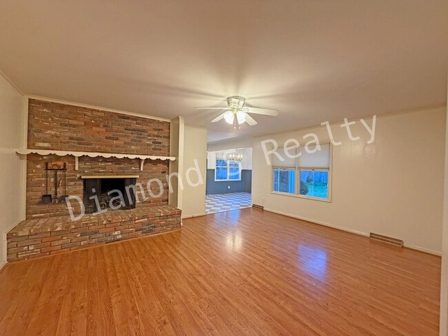 Building Photo - Southeast Springfield 3 Bedroom Home Avail...