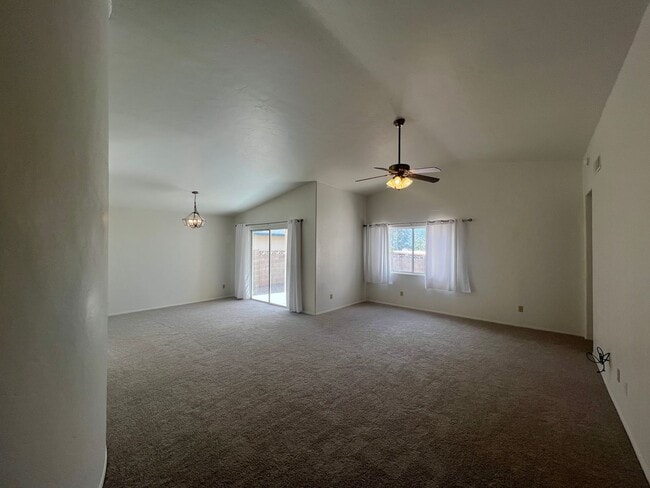 Building Photo - Comfortable & Attractive 3 Bedroom 2 Bath East Side Home Convenient to Everything