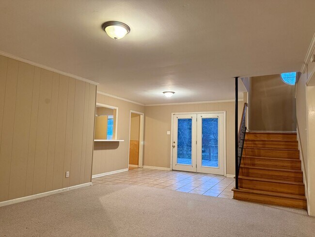 Building Photo - 323 Auburn Dr