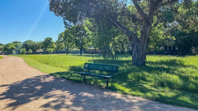 Building Photo - Great 4 bed 2.5 bath on Greenbelt